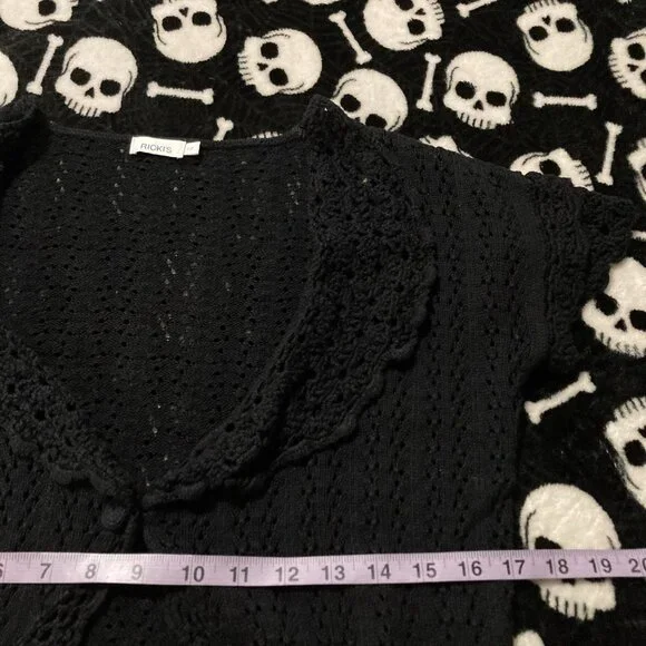 RICKI'S Vintage black short-sleeve scalloped shawl collar v-neck cardigan MEDIUM - Picture 9 of 15
